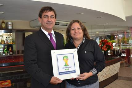 Comfort Hotel recebe a placa da FIFA para as Copas