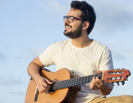 Cainã Cavalcante apresenta show inédito no Teatro do RioMar Fortaleza