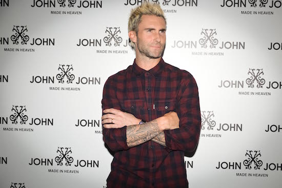 Adam Levine causa burburinho na Oscar Freire