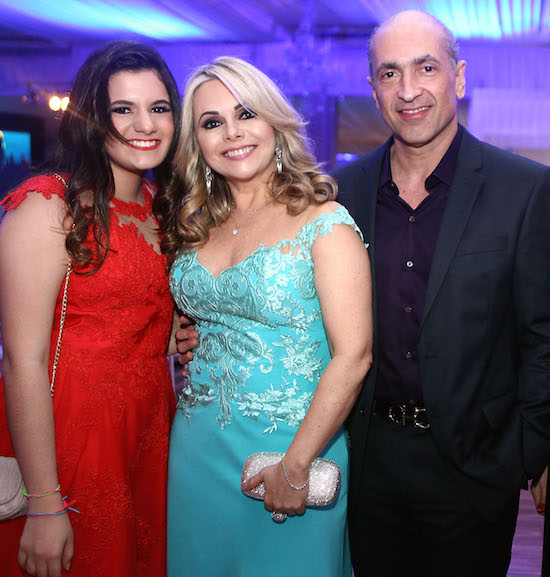 Fernanda Rocha celebra seus 15 anos com festa