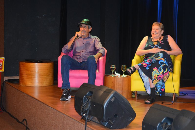 Raimundo Fagner pilota sessão de autógrafos e bate-papo no lançamento de sua biografia