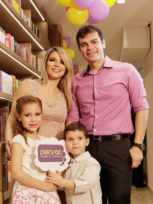 Lúcio Feijão arma coquetel e inaugura a Livraria Pensar, em Sobral