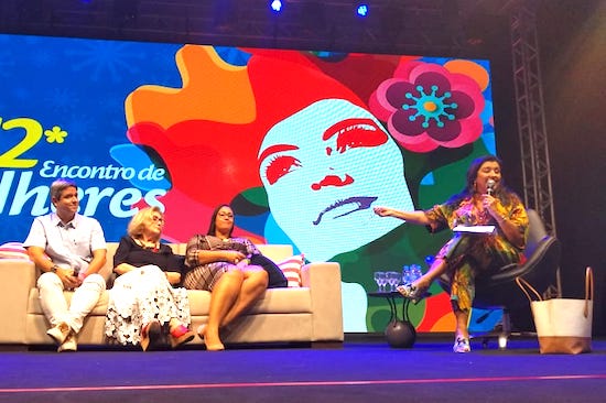 Regina Casé fala sobre os direitos da mulher durante o Encontro de Mulheres Pague Menos