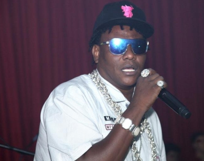 MC Sapão agita véspera de feriado na Pink