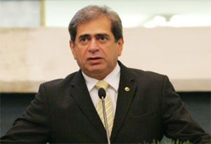 Zezinho Albuquerque recebe  título de cidadão de Guaraciaba do Norte