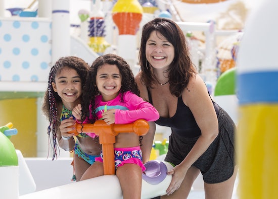 Samara Felippo se diverte com as filhas no Beach Park