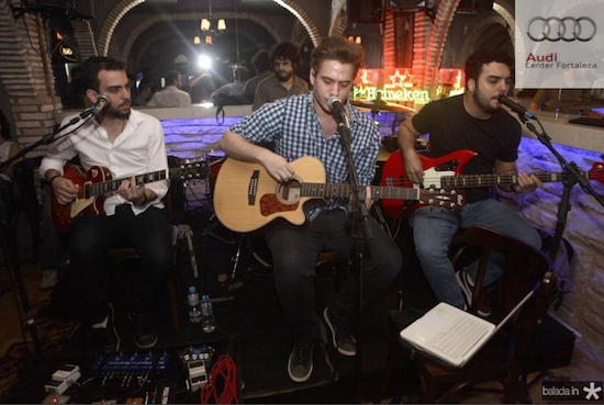 Uma mistura de ritmos dá tônica dos sunsets no Colosso Lake Lounge