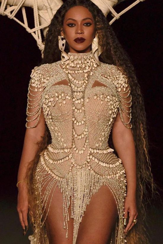Beyoncé escolhe marca brasileira para look em clipe de Spirit