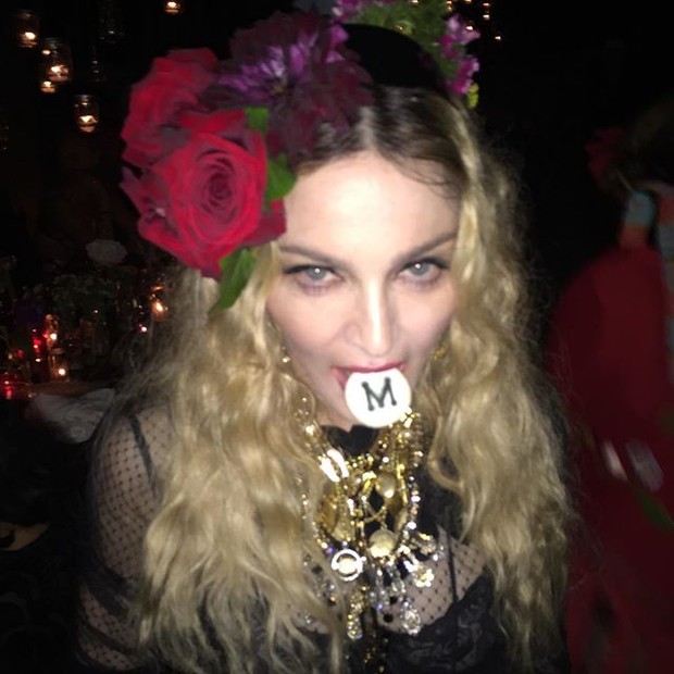 Vestida de rainha cigana, Madonna brinda seus 57 anos em Hollywood