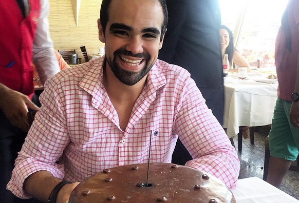 Tavinho Brígido brinda nova idade no Colosso Lake Lounge