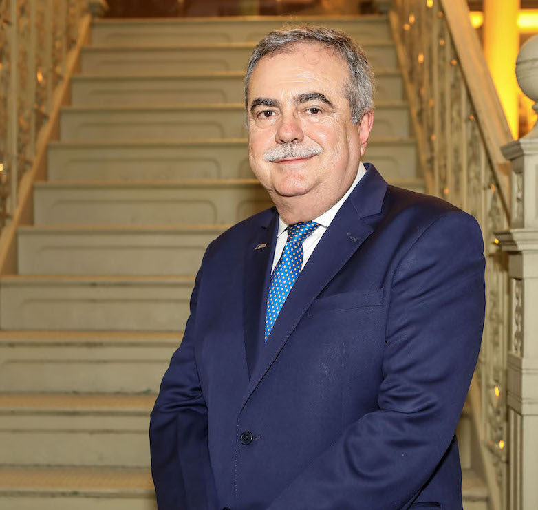 Assis Cavalcante lança Gonzagão no Céu na XIII Bienal Internacional do Livro do Ceará