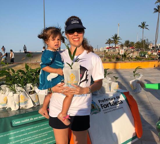 Ticiana Rolim marca presença no Dia Mundial da Limpeza na Praia de Iracema