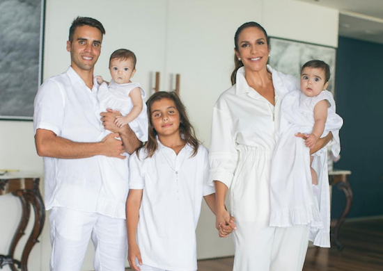 Ivete Sangalo celebra o batismo das gêmeas Marina e Helena
