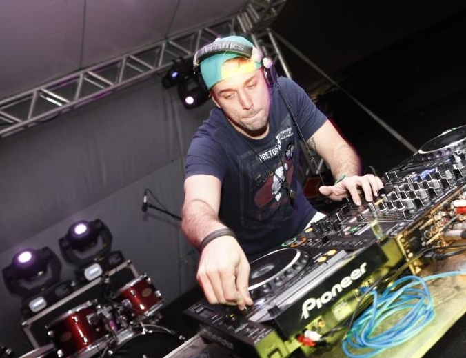 Dudu Pacheco agita entrega de convites na Audi Center