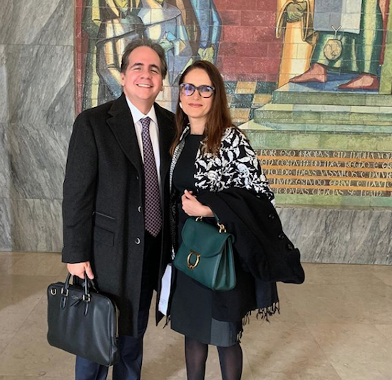 Manoela Bacelar recebe troféu durante Fórum de Ciência Penal em Lisboa