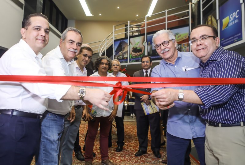 Alessandro e Germano Belchior lançam exposição de obras de arte do projeto Amigos em Ação