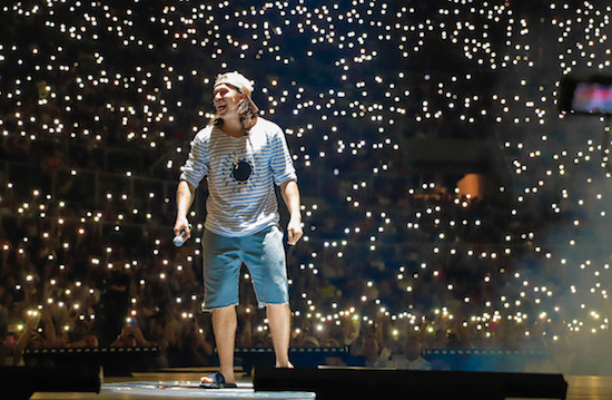 Windersson Nunes atrai uma multidão até o CFO durante a gravação de espetáculo para a Netflix