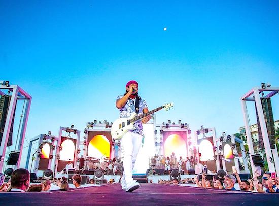 Bell Marques arrasta uma multidão em Salvador durante o “Bonfim de Tarde”