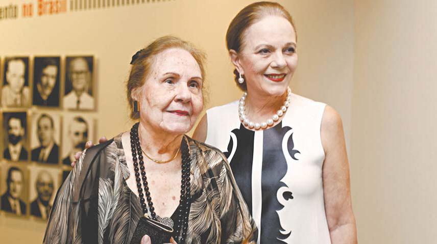 Heloísa Juaçaba e Celina Queiroz na exposição da Unifor