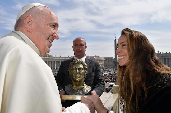 Papa Francisco é presenteado com escultura e capacete de Ayrton Senna