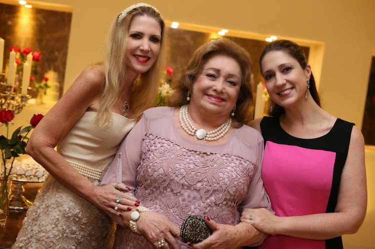 Amigos prestam última homenagem a jornalista Regina Marshall