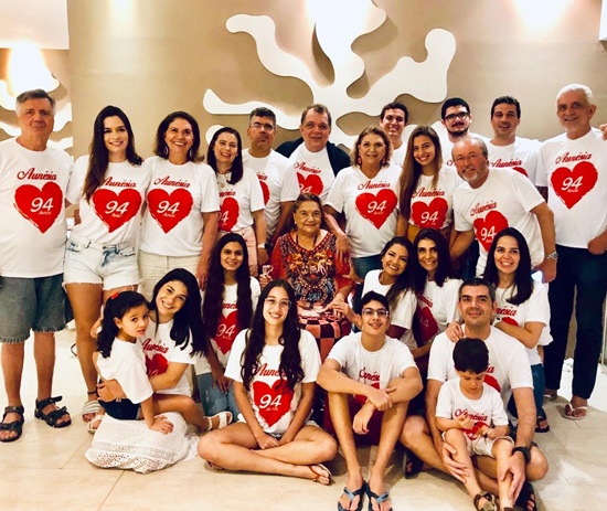 Aunésia Ayres de Moura abraça os 94 anos ao lado da família