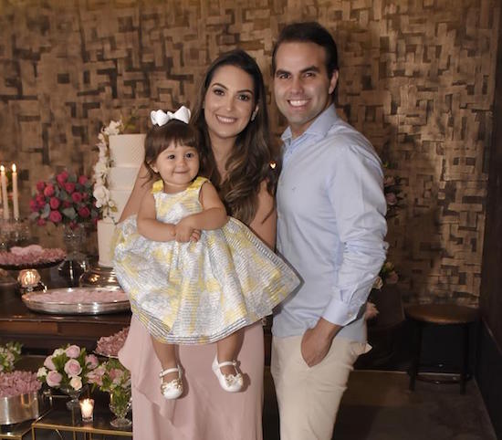 Catarina Moreno ganha festa surpresa de André Guanabara