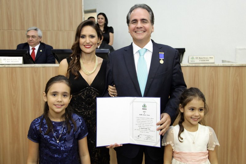 Ricardo Bacelar é homenageado com a mais alta honraria do município