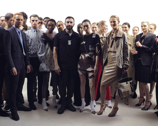 Riccardo Tisci faz sua estreia na Burberry durante a London Fashion Week