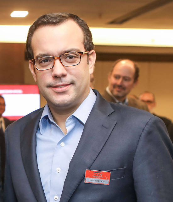 Ivo Machado abre as portas de seu endereço paulistano para celebrar a nova idade