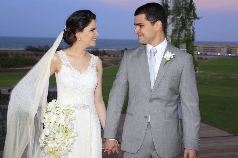 Beatriz Porto e Edmundo Melo trocam alianças ao cair da tarde no Aquiraz Riviera