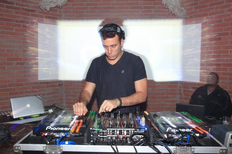 Dudu Pacheco agita a Belvedere Night Saber, na Pink Elephant