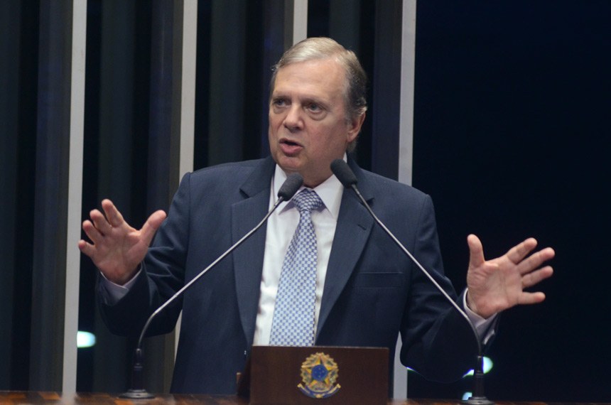 Tasso defende que Aécio renuncie à presidência do PSDB