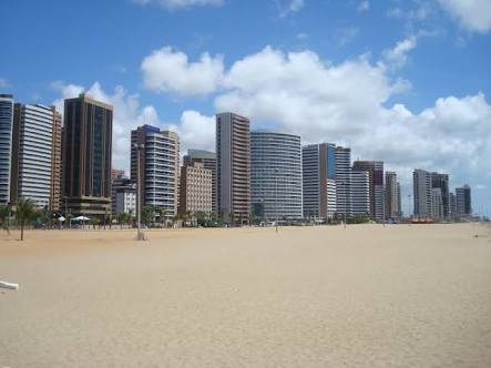 Prefeitura de Fortaleza realiza limpeza de praia no Aterro