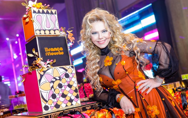 O glamour e o agito dos anos 70 dão o tom da sessão sopro de velinhas de Branca Mourão