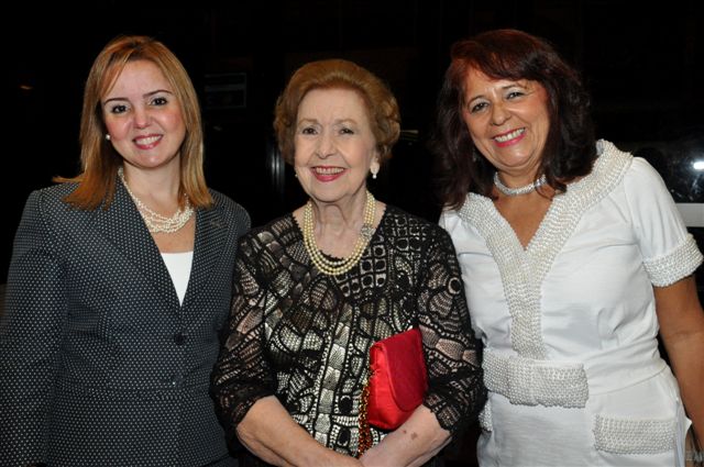 Maria José Ferreira Gomes recebe o Troféu Mulher Destaque 2013