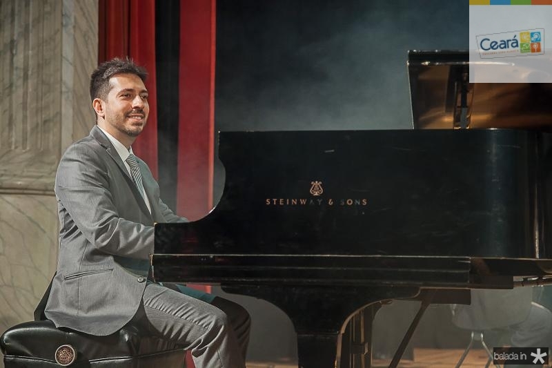 Felipe Adjafre realiza concerto em comemoração aos 15 anos de carreira