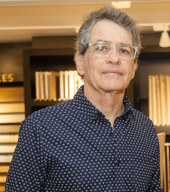 César Fiúza realiza exposição na loja de Adroaldo Carneiro