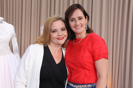 Carol Belchior arma tarde de degustação para noivas, em sua fábrica