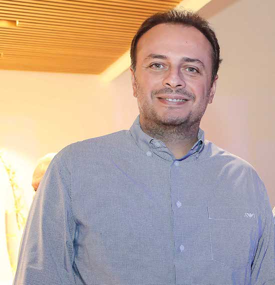 Adriano Nogueira celebra 9 anos de colunismo social