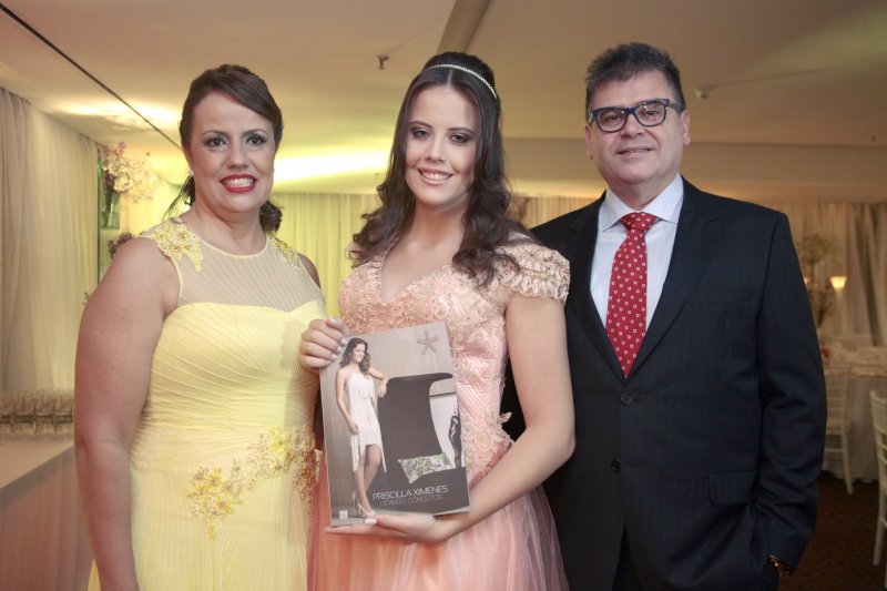 Début - Bia Gomide completa 15 anos e ganha um festão de seus pais no Gran Marquise Hotel