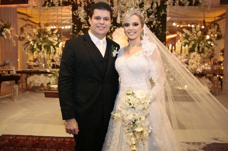 João Bruno Aragão e Carolina Holanda trocam alianças no altar da Igreja do Pequeno Grande