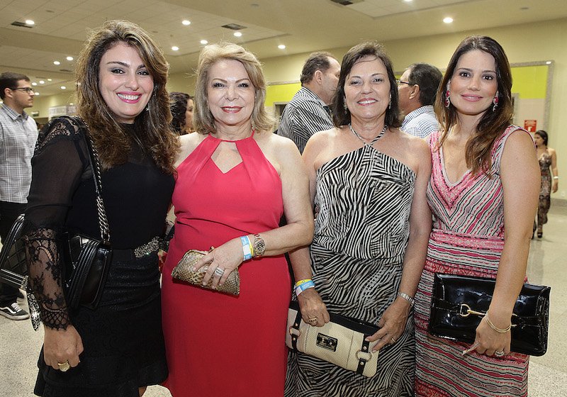 Caetano Veloso e Gilberto Gil encantam cearenses durante show intimista, no Centro de Eventos