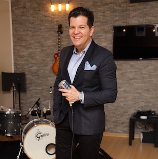 Cantor Gustavo Serpa solta a voz no Natal e no Réveillon. Onde?