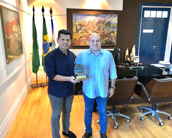 Troféu Amigo do Ironman é entregue ao prefeito Roberto Cláudio
