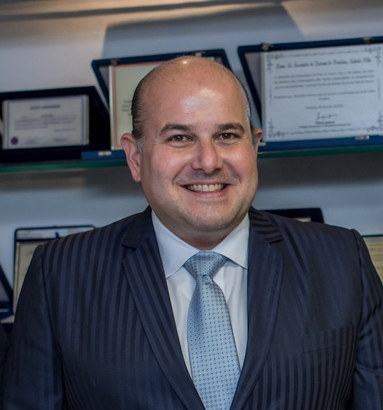 Roberto Cláudio pilota, hoje, a cerimônia de entrega do IV Prêmio de Jornalismo