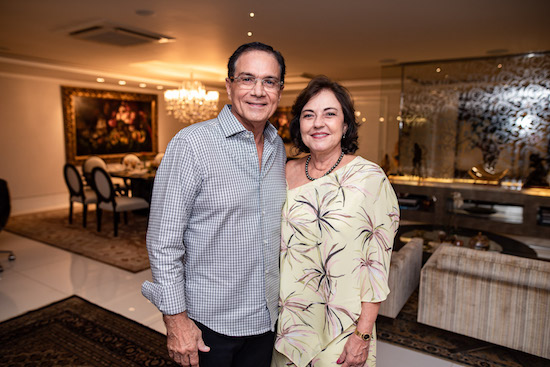 Ana e Beto Studart armam jantar em torno de João Carlos Paes Mendonça