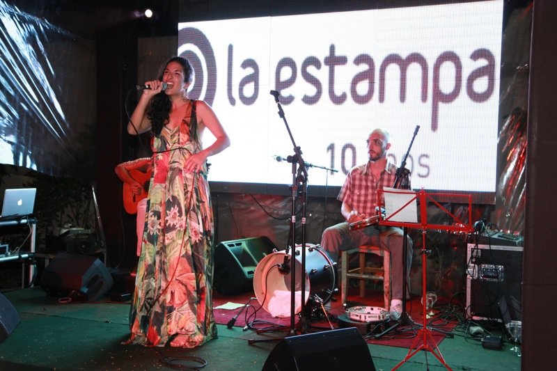 Veronica Ferriani comandou a animação no festão pilotado por Marcelo Castelão, na filial cearense da La Estampa