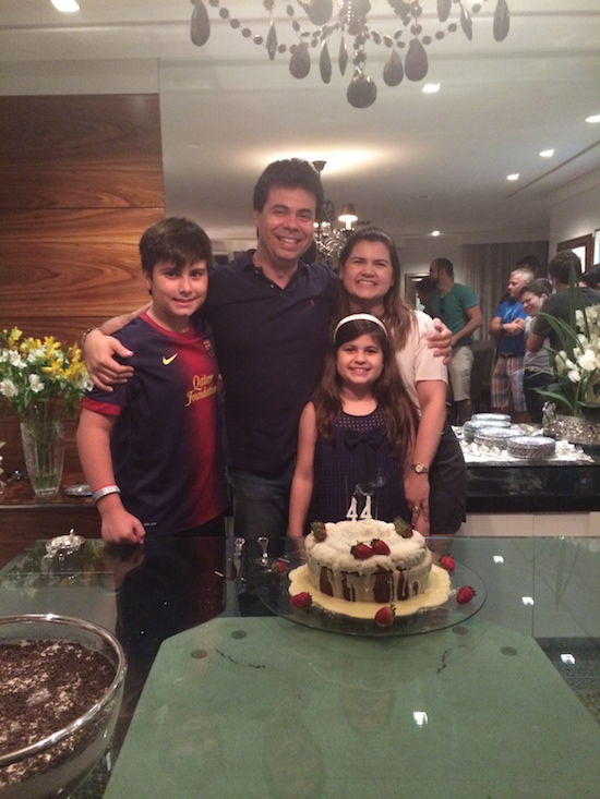 Duda Brígido ganha sessão parabéns surpresa