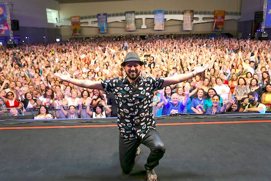 Bráulio Bessa encerra o último dia do Encontro de Mulheres Pague Menos 2019